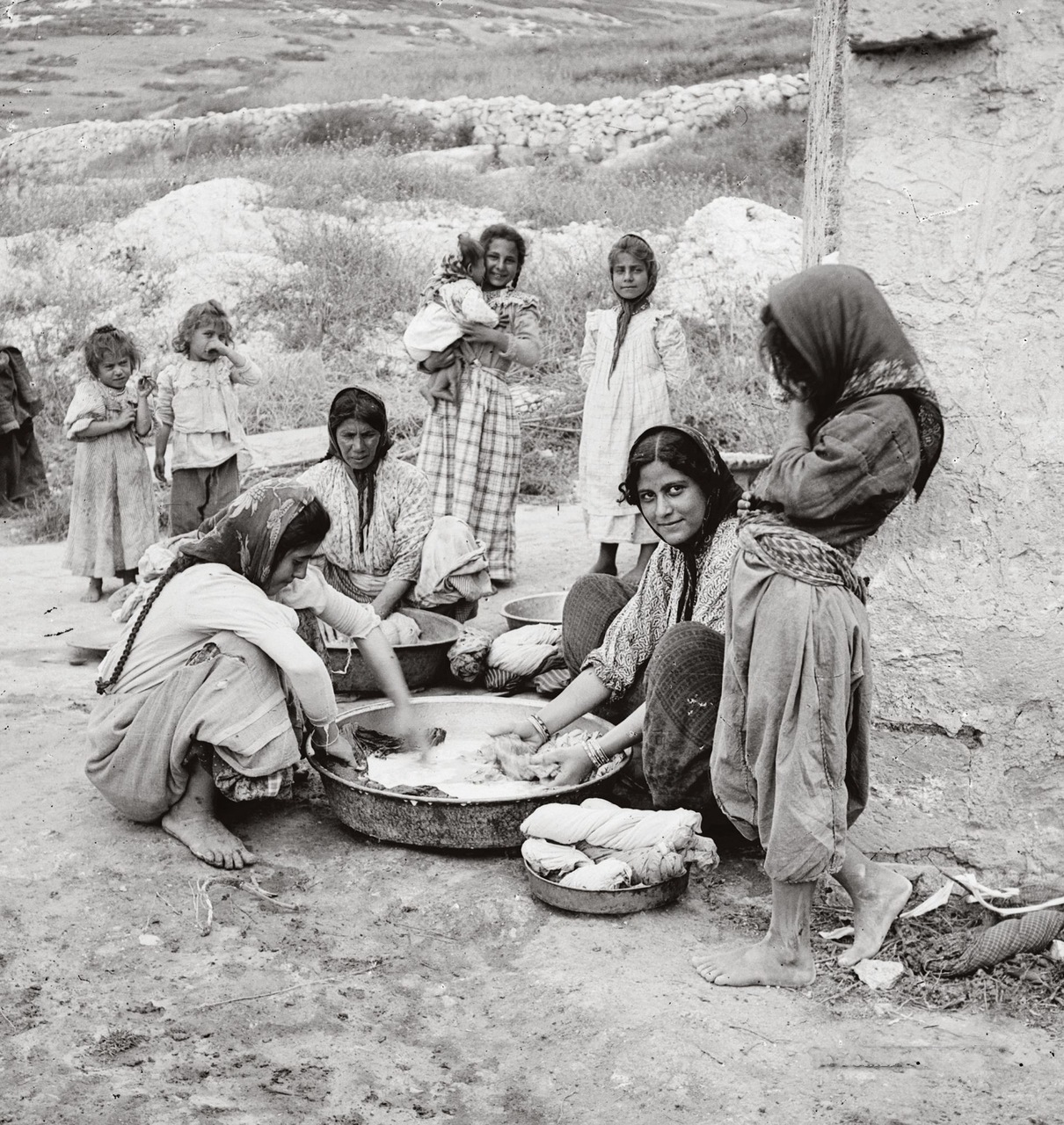 Женщины стирающие белье. Назарет, Палестина. 1900-1920